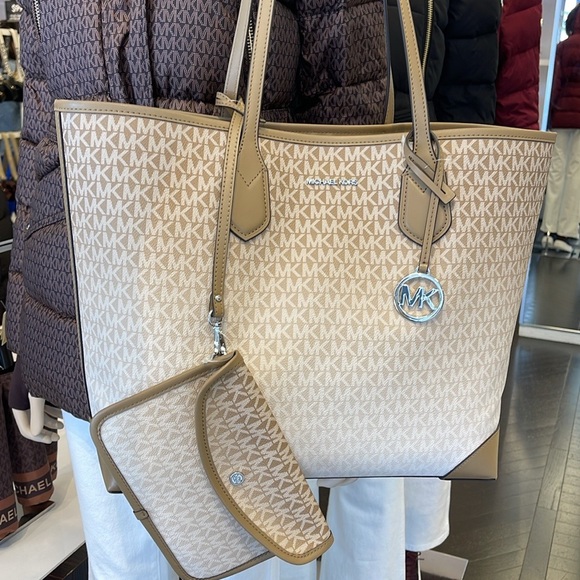 Michael Kors Eva Large Ombré Signature Logo Tote Bag
Husk 
NWT - Picture 9 of 16